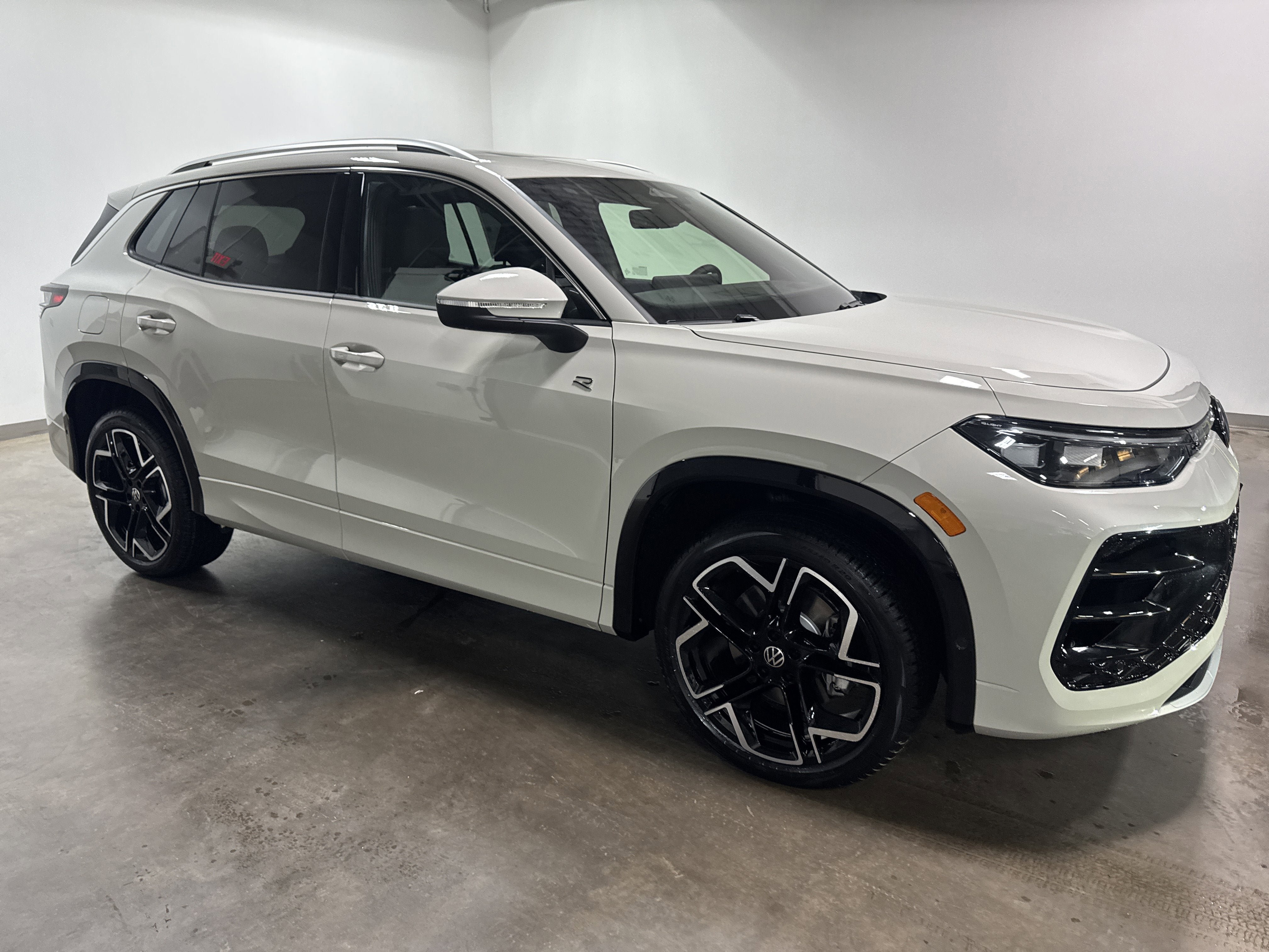 New 2026 Volkswagen Tiguan SEL R-Line AWD/4WD image 2