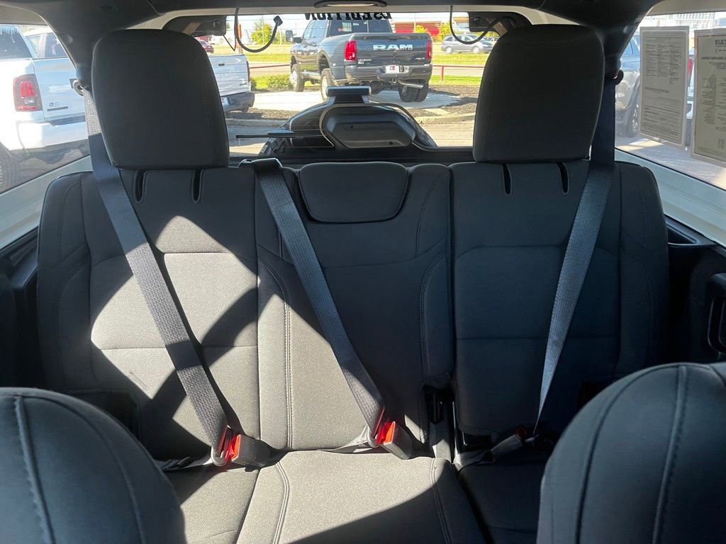 Used 2020 Jeep Wrangler Unlimited Sahara image 36