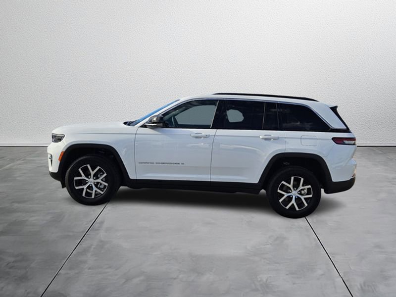 Used 2025 Jeep Grand Cherokee Limited image 3