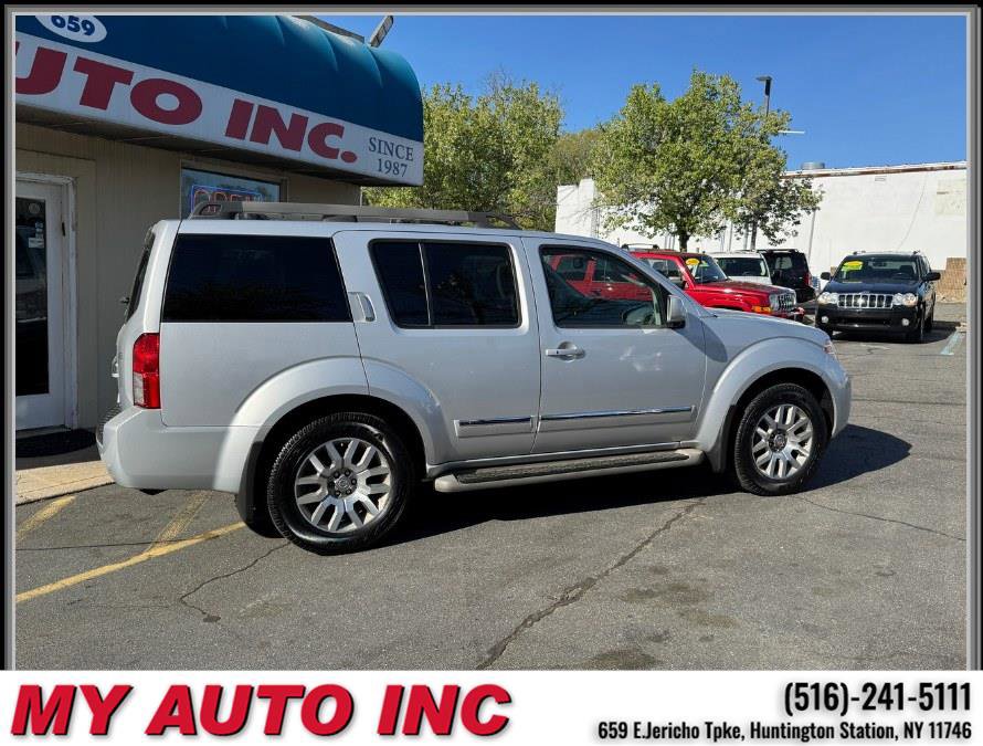 Used 2011 Nissan Pathfinder LE w/ Navigation Pkg image 3