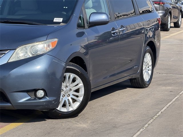 Used 2016 Toyota Sienna XLE w/ XLE Navigation Package image 3