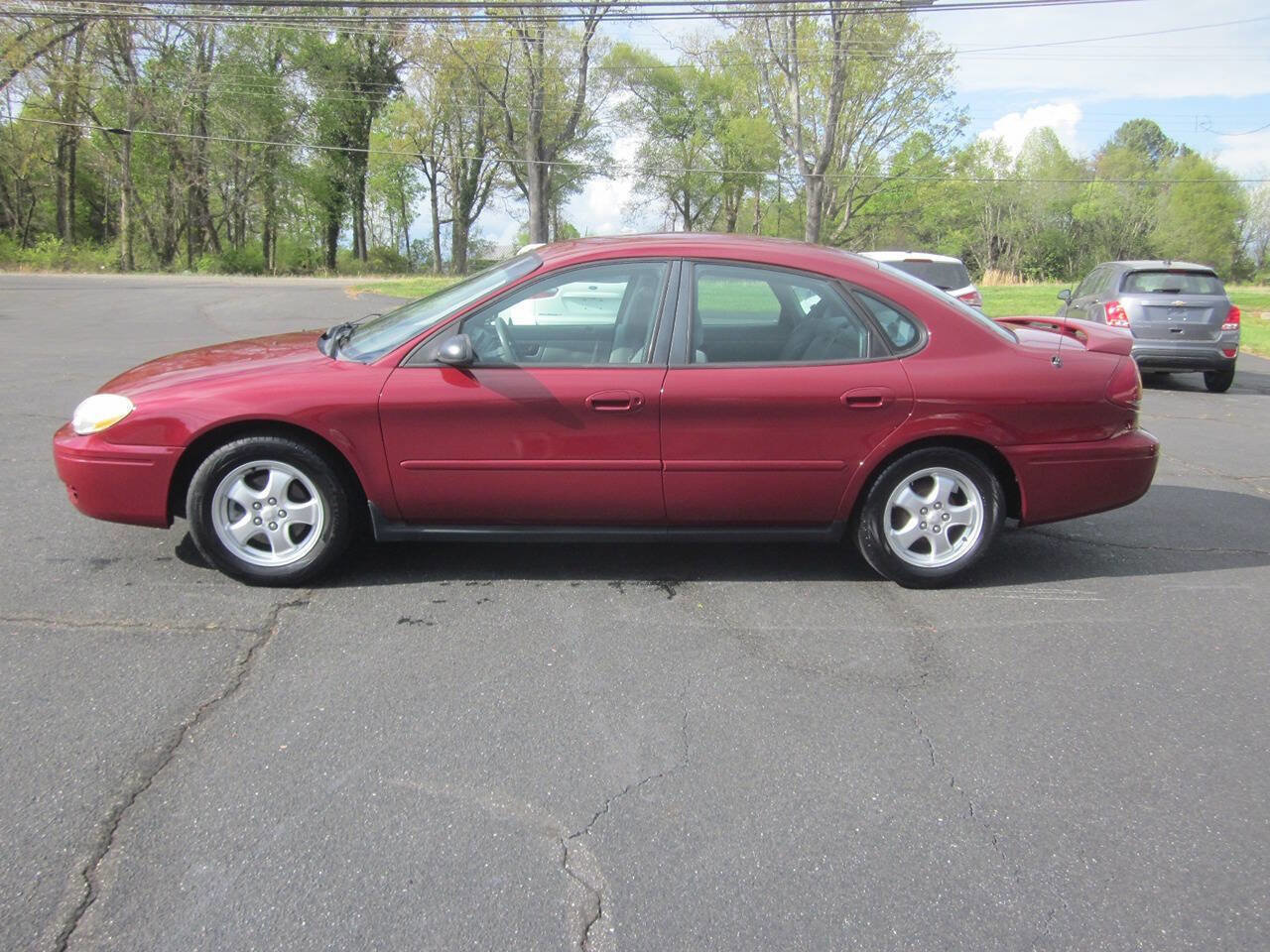 Used 2005 Ford Taurus SE FWD image 1