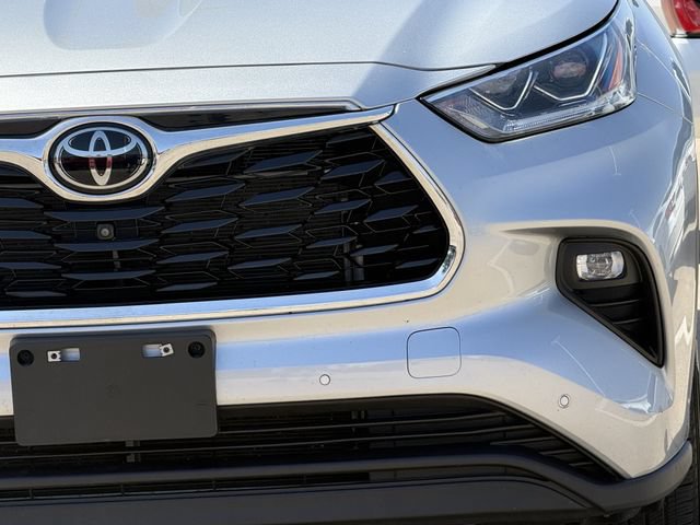 Used 2023 Toyota Highlander Limited FWD image 9