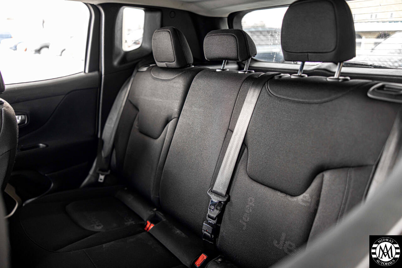 Used 2015 Jeep Renegade Latitude w/ Cold Weather Group II image 28