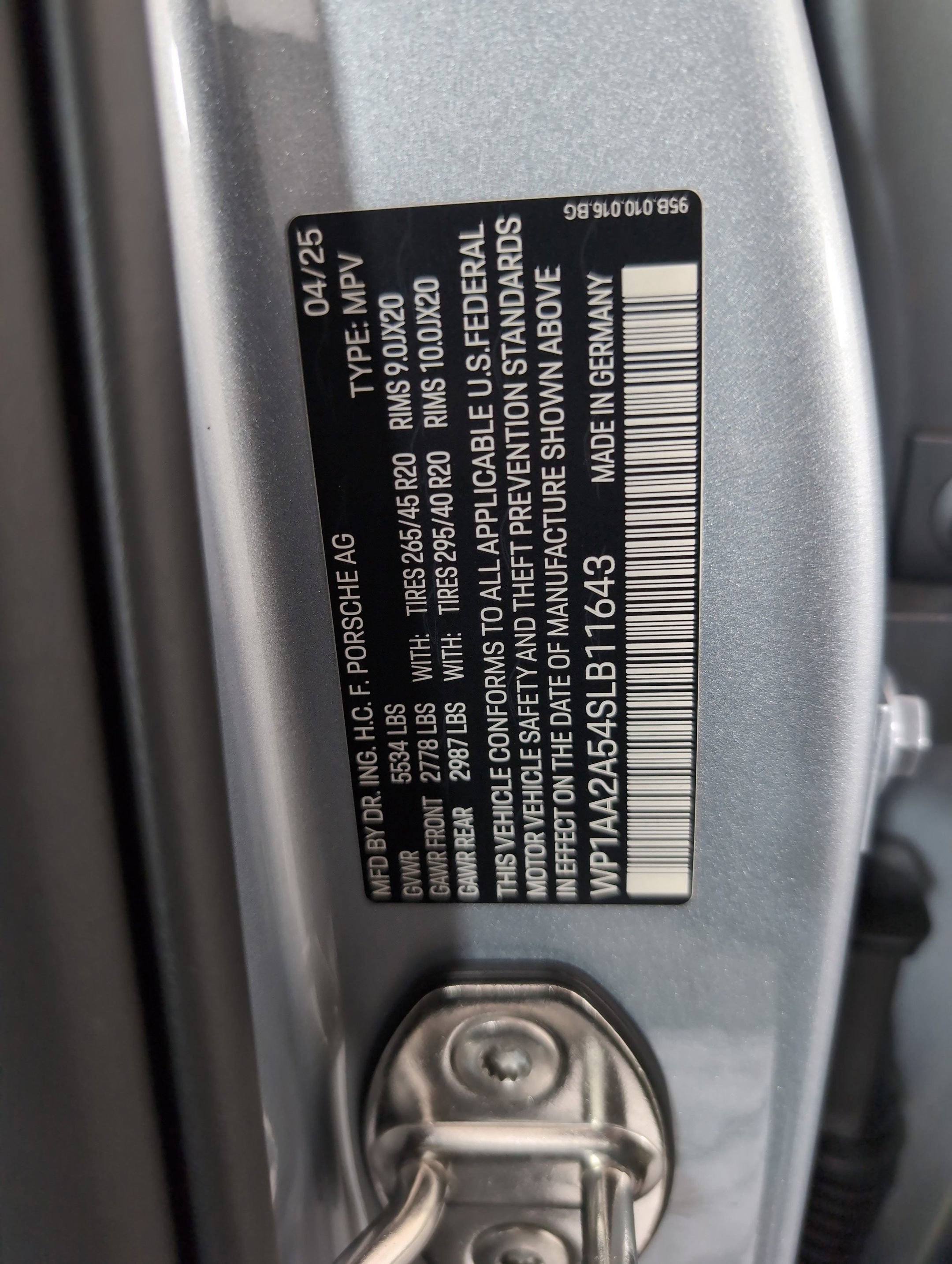 Certified 2025 Porsche Macan AWD/4WD image 29