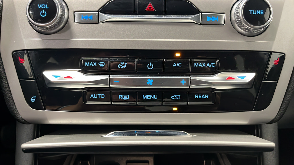 Used 2023 Ford Explorer XLT w/ Equipment Group 202A AWD/4WD image 18