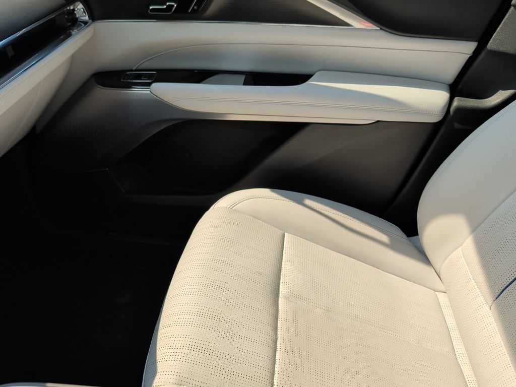 Used 2024 Cadillac Lyriq Luxury w/ LPO, Floor Liner Package AWD/4WD image 17