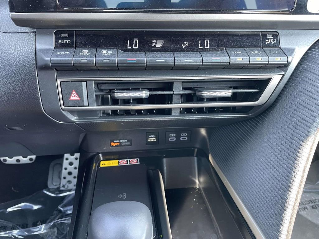Used 2025 Toyota Camry SE image 41