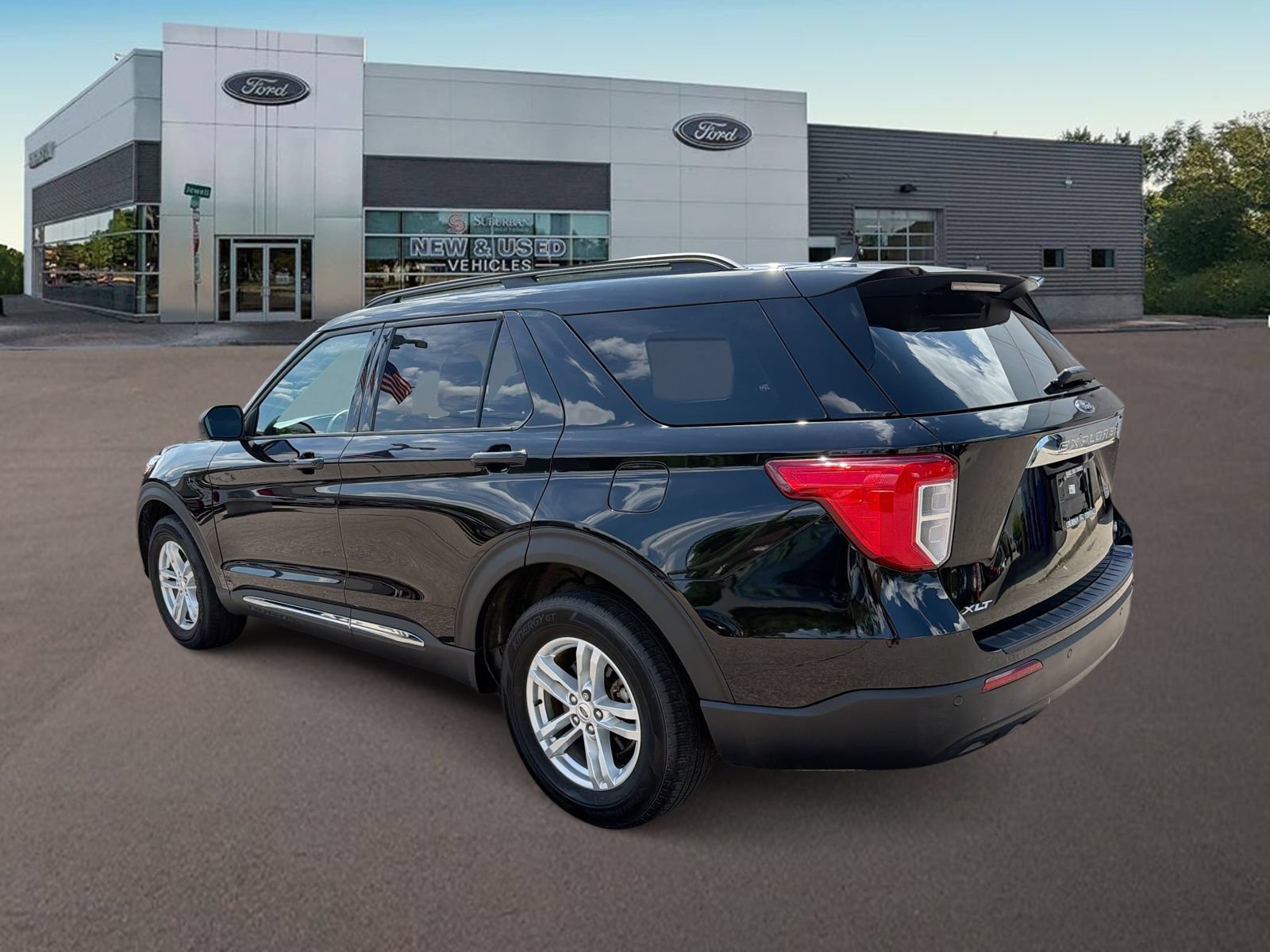 Used 2023 Ford Explorer XLT AWD/4WD image 7