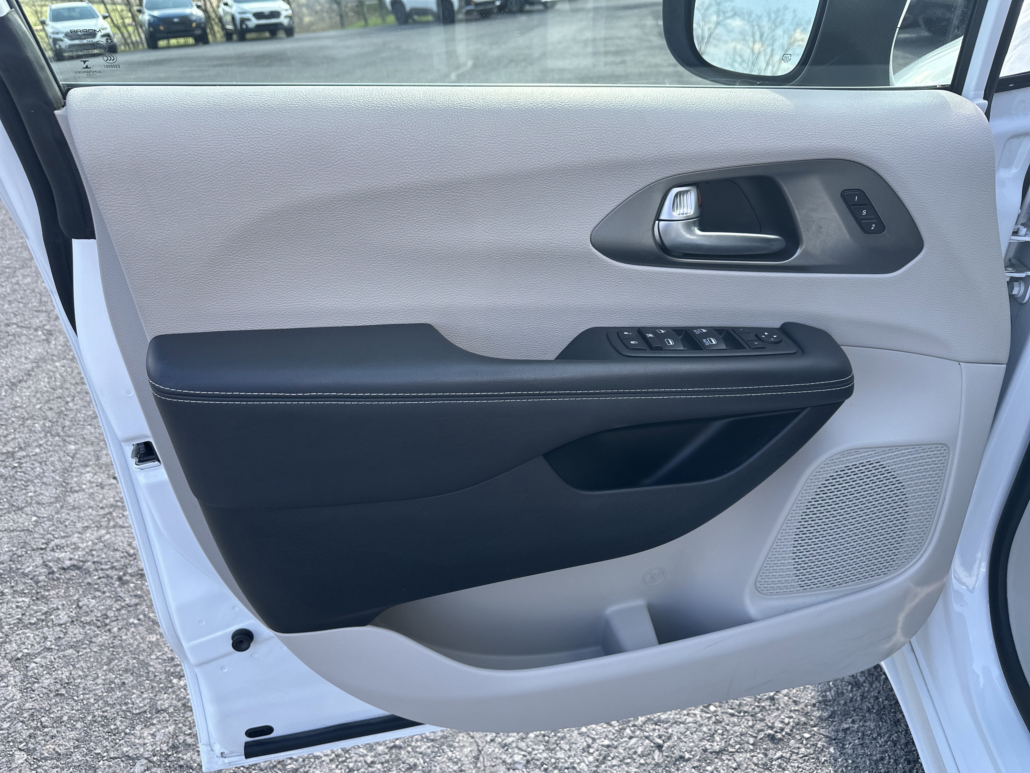 Used 2023 Chrysler Pacifica Touring-L image 16