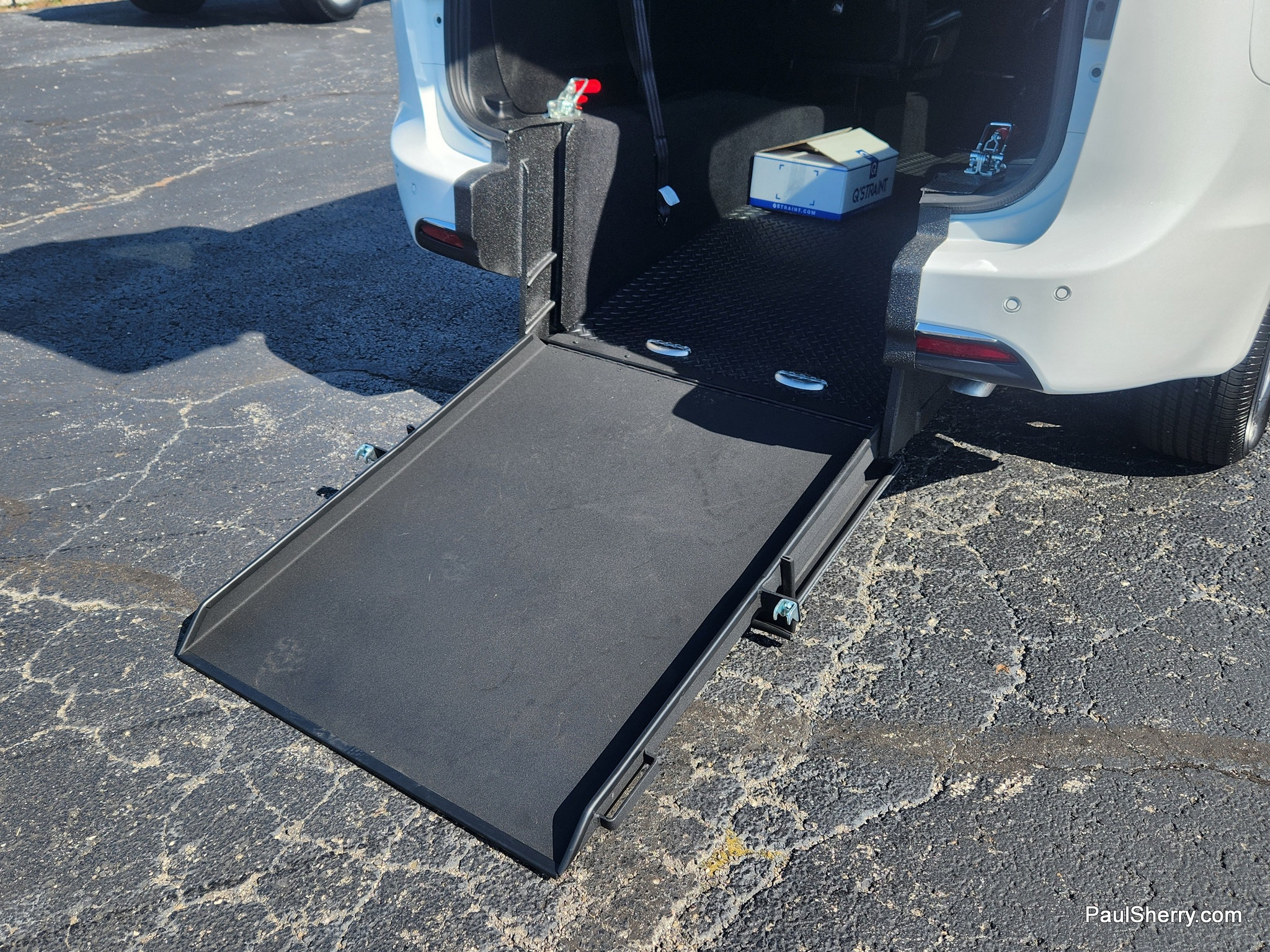Used 2026 Chrysler Pacifica Select FWD image 3