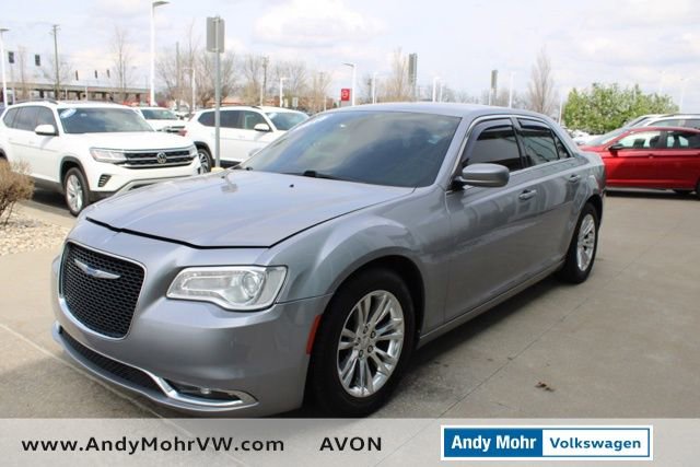 Used 2018 Chrysler 300 Touring w/ Driver Convenience Group image 3