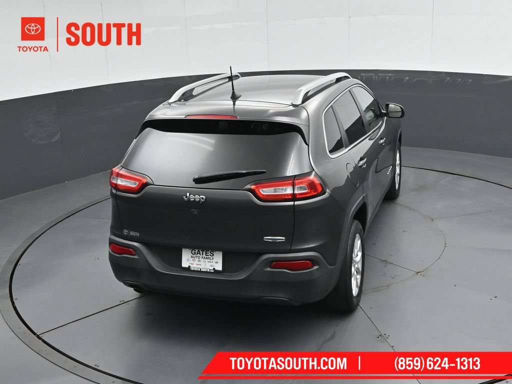 Used 2017 Jeep Cherokee Latitude w/ Comfort & Sound Group FWD image 40