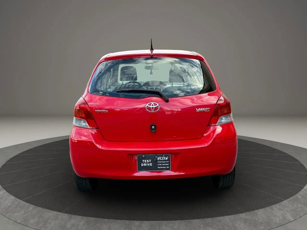 Used 2010 Toyota Yaris 4-Door Hatchback image 5