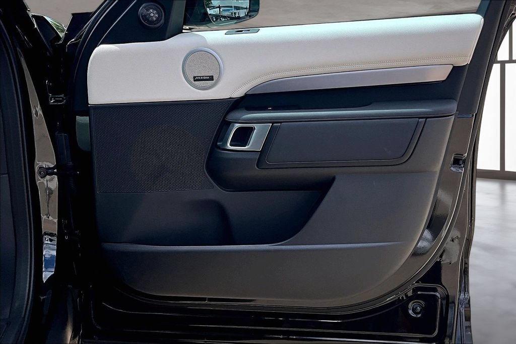 Certified 2025 Land Rover Discovery Dynamic SE AWD/4WD image 19
