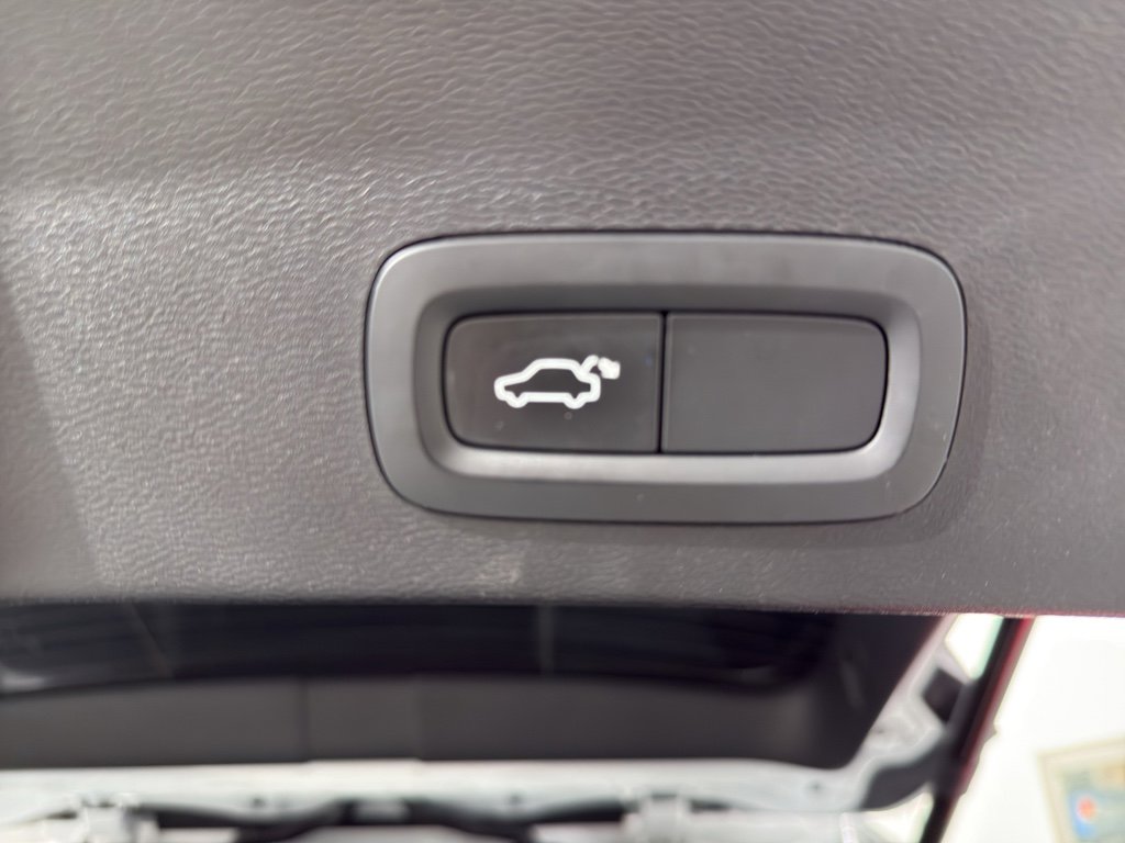 Used 2020 Volvo XC40 T4 Momentum image 12