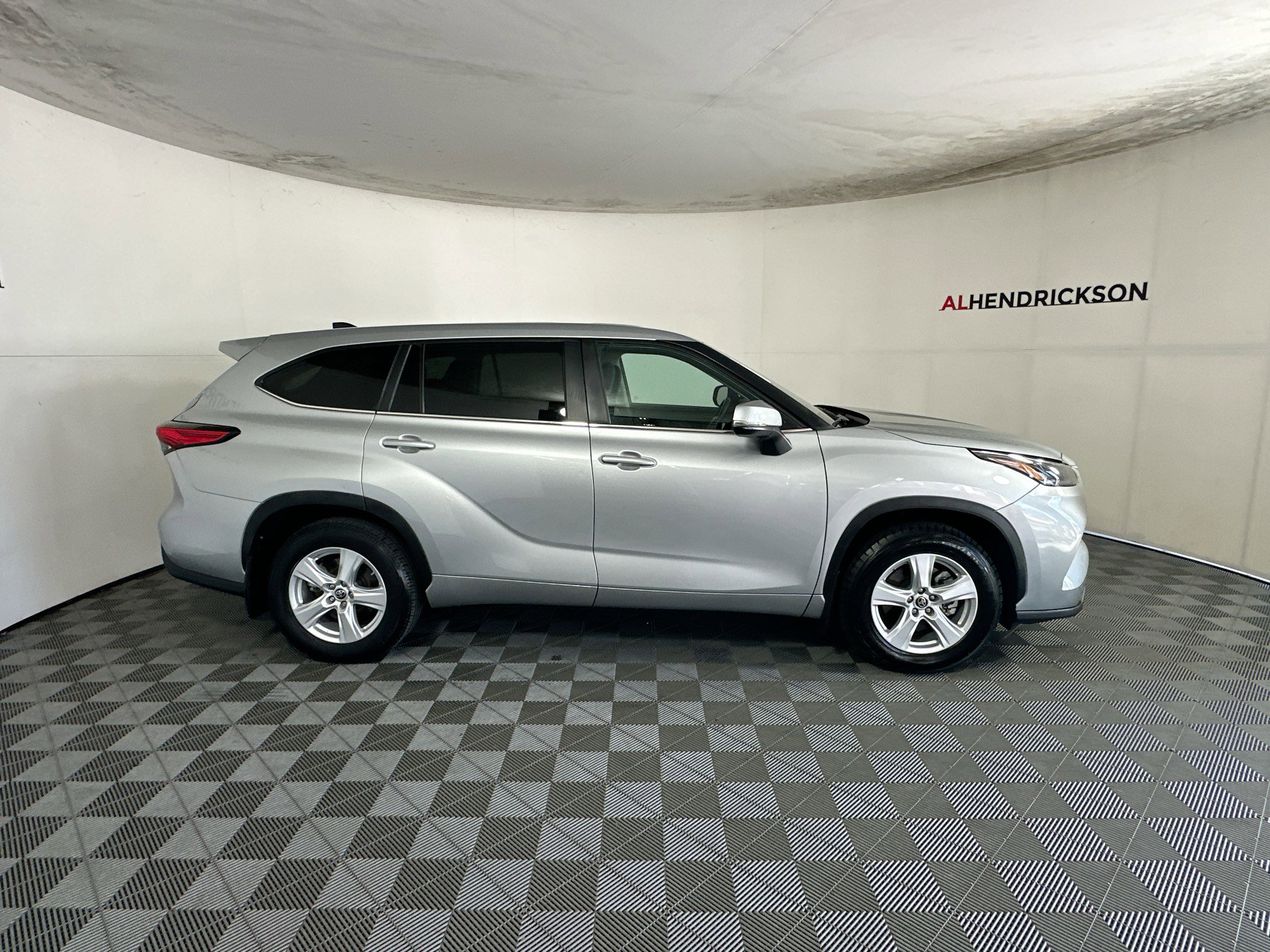 Used 2023 Toyota Highlander L image 2