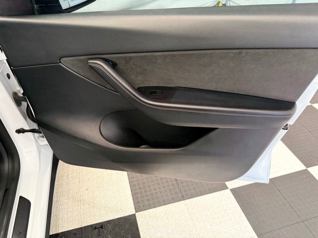 Used 2022 Tesla Model Y Long Range AWD/4WD image 22