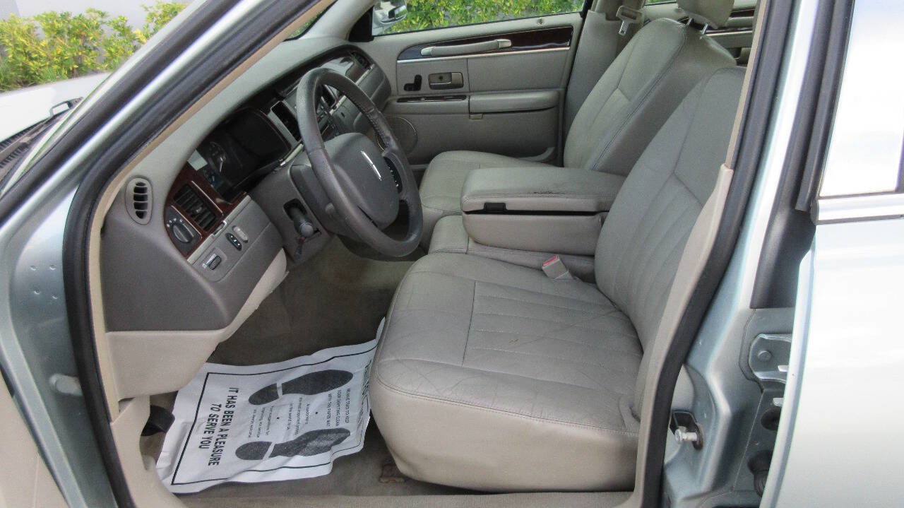 Used 2007 Lincoln Town Car Signature RWD image 9