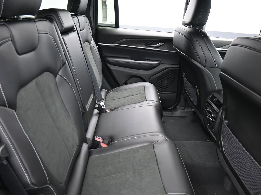 New 2026 Jeep Grand Cherokee Altitude image 15