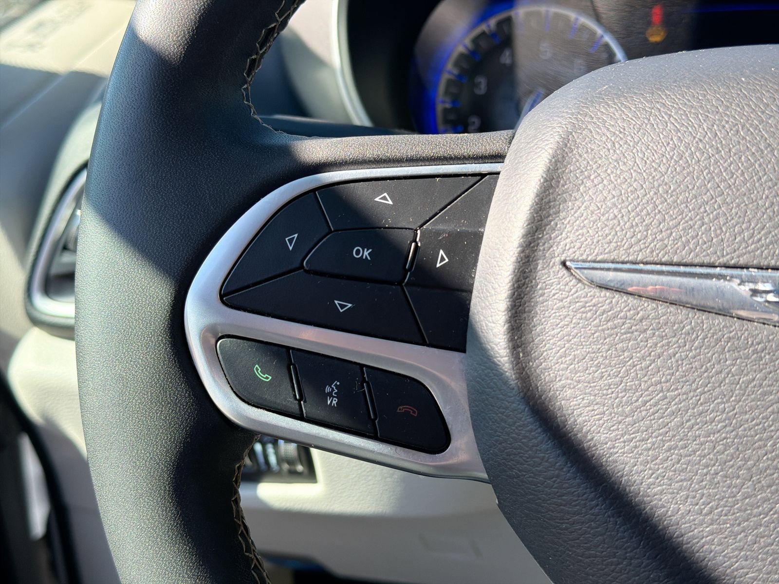 Used 2023 Chrysler Pacifica Touring-L FWD image 27