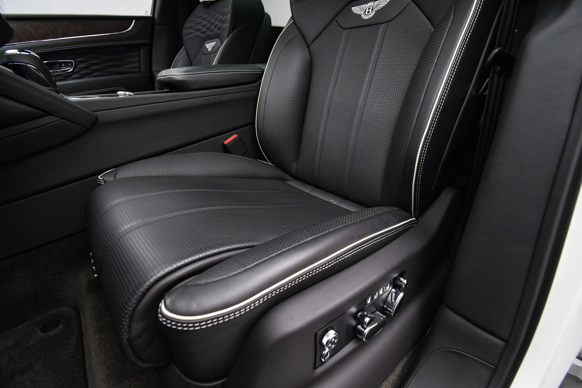 Used 2023 Bentley Bentayga Extended Wheelbase image 59