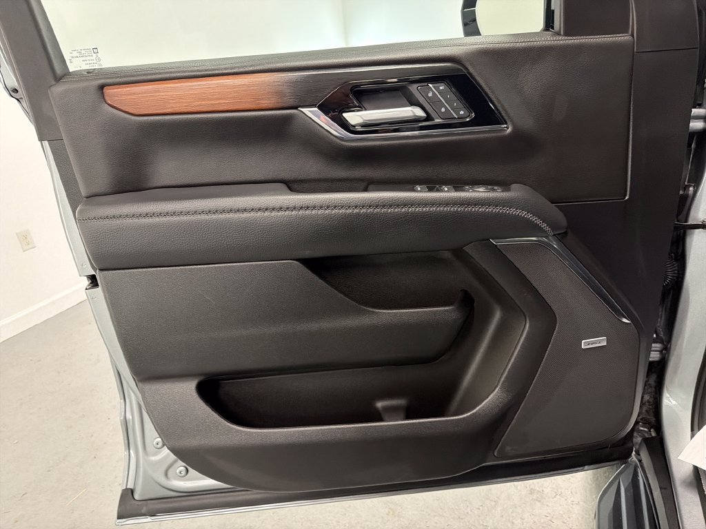 Used 2025 GMC Yukon Denali RWD image 13