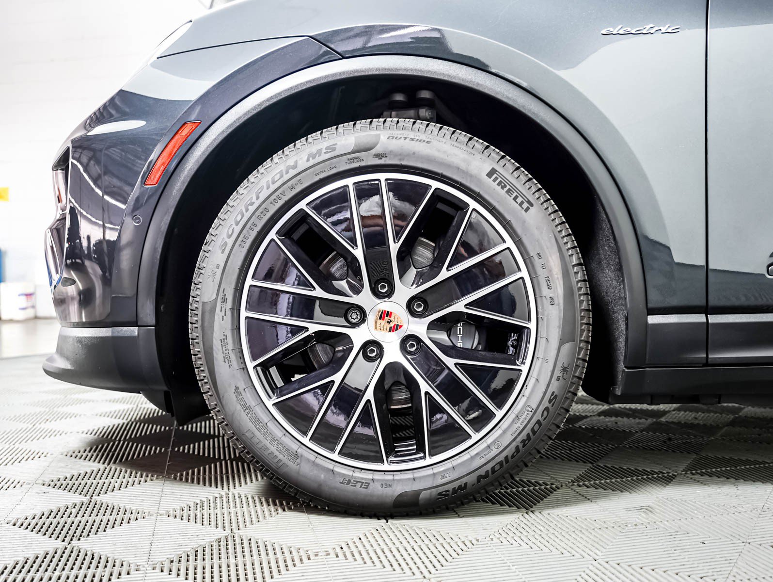 Certified 2025 Porsche Macan Electric w/ Premium Package RWD image 13