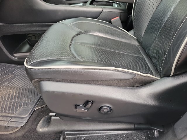 Used 2025 Chrysler Pacifica Limited FWD image 13