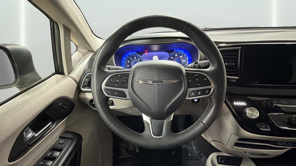 Used 2023 Chrysler Pacifica Touring-L image 22