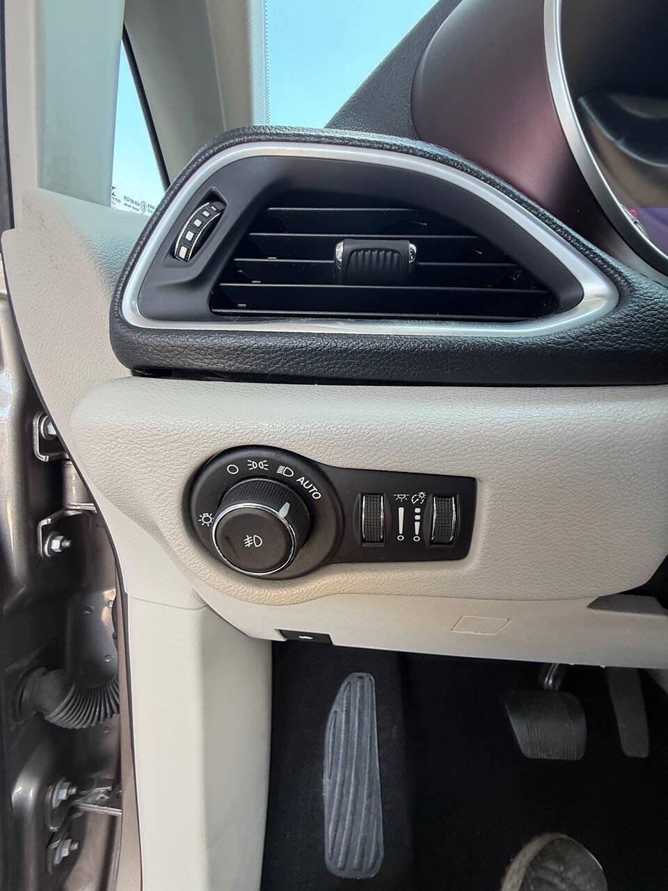 Used 2018 Chrysler Pacifica Limited w/ Tire & Wheel Group FWD image 30