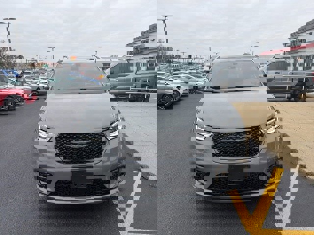 Used 2021 Chrysler Pacifica Touring w/ Uconnect Theater Family Group image 8