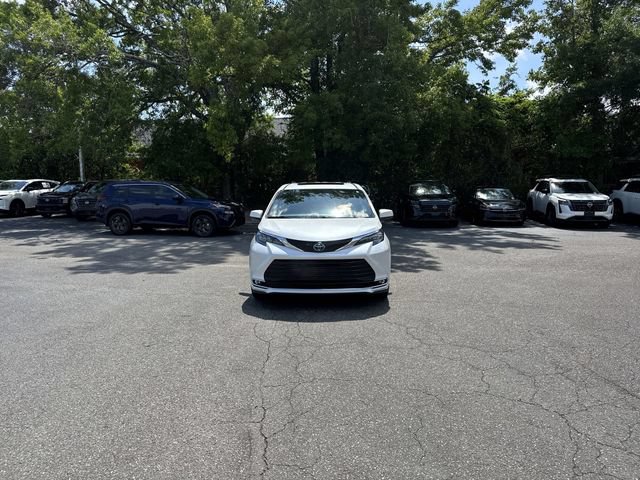 Used 2024 Toyota Sienna XLE FWD image 2