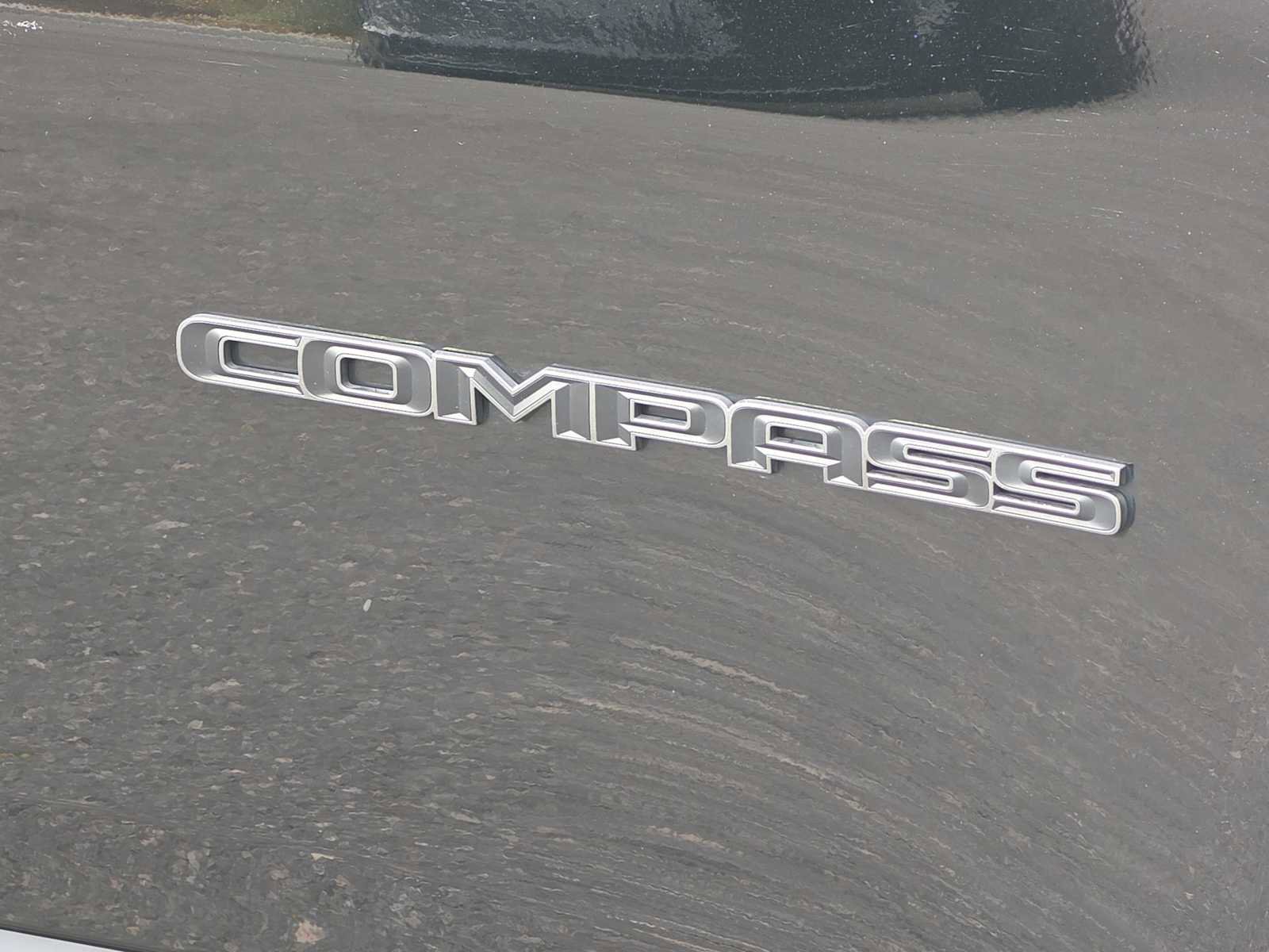 Used 2025 Jeep Compass Latitude w/ Convenience Group AWD/4WD image 11