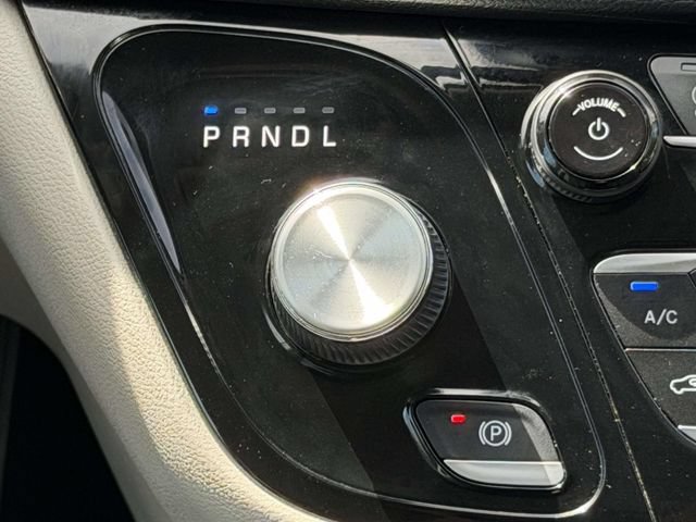 Used 2023 Chrysler Pacifica Touring-L FWD image 22