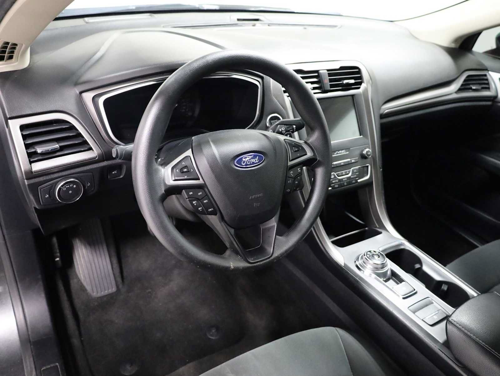 Used 2019 Ford Fusion SE FWD image 4
