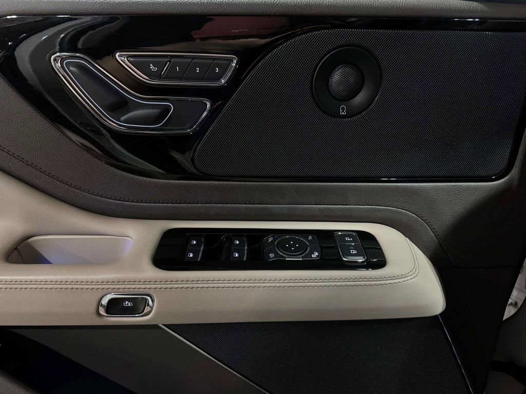 Used 2023 Lincoln Aviator Reserve w/ Equipment Group 201A image 8