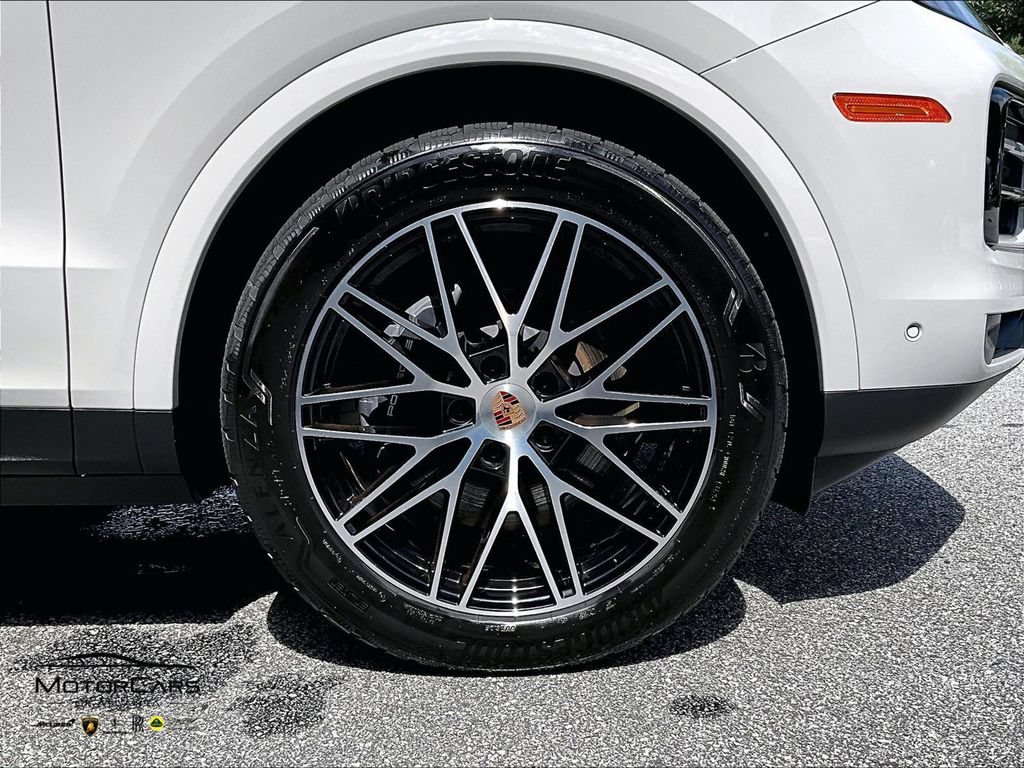 Used 2026 Porsche Cayenne AWD/4WD image 32