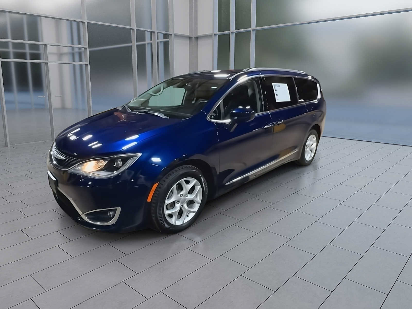 Used 2017 Chrysler Pacifica Touring-L w/ Tire & Wheel Group FWD image 4