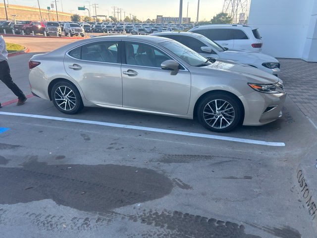Used 2016 Lexus ES 350 w/ Luxury Package w/Wood Trim FWD image 5