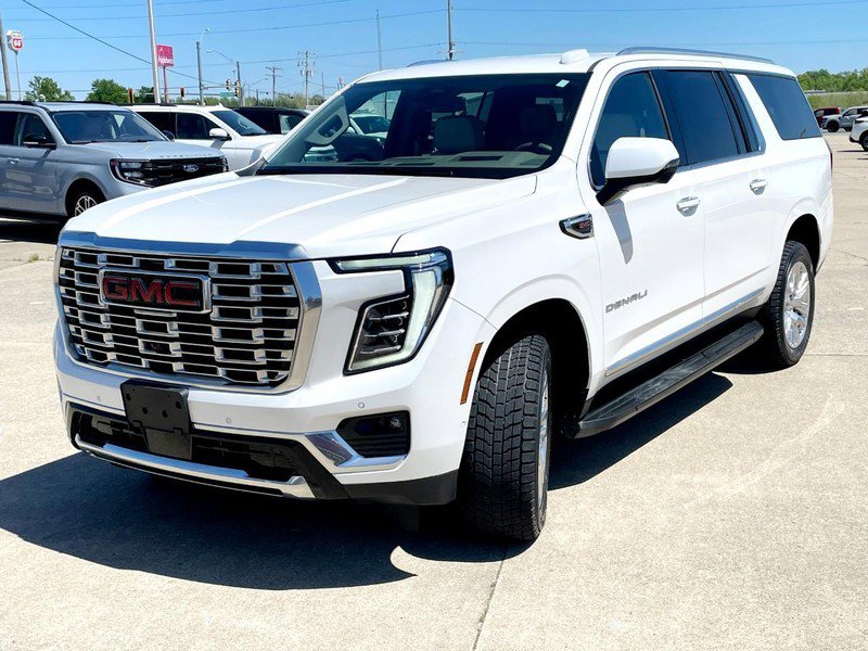 Used 2025 GMC Yukon XL Denali w/ LPO, Illumination Package AWD/4WD image 7