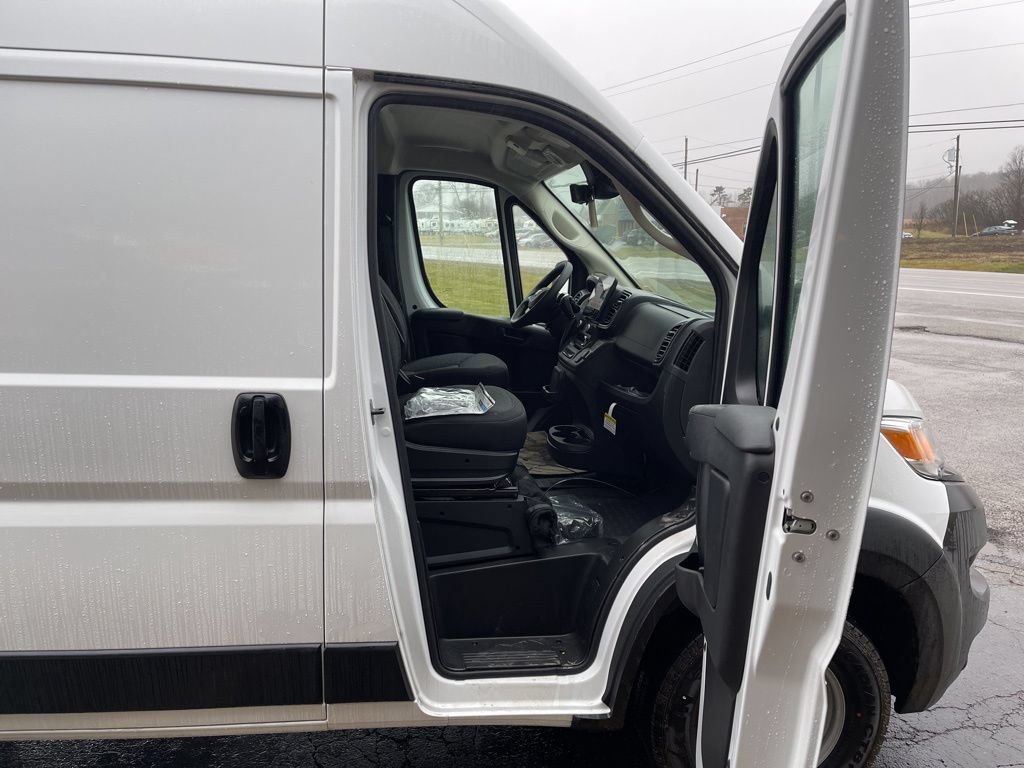 New 2025 RAM ProMaster 2500 w/ Premium Convenience Group FWD image 9