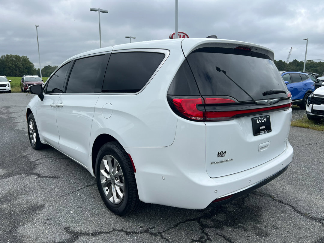 Used 2023 Chrysler Pacifica Touring-L image 3