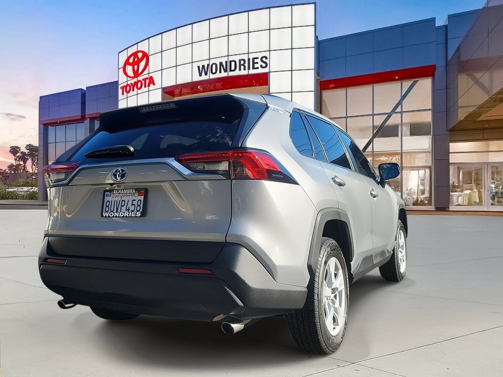Used 2021 Toyota RAV4 LE image 4