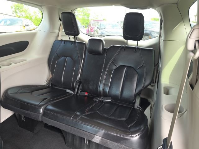 Used 2023 Chrysler Pacifica Touring-L FWD image 32