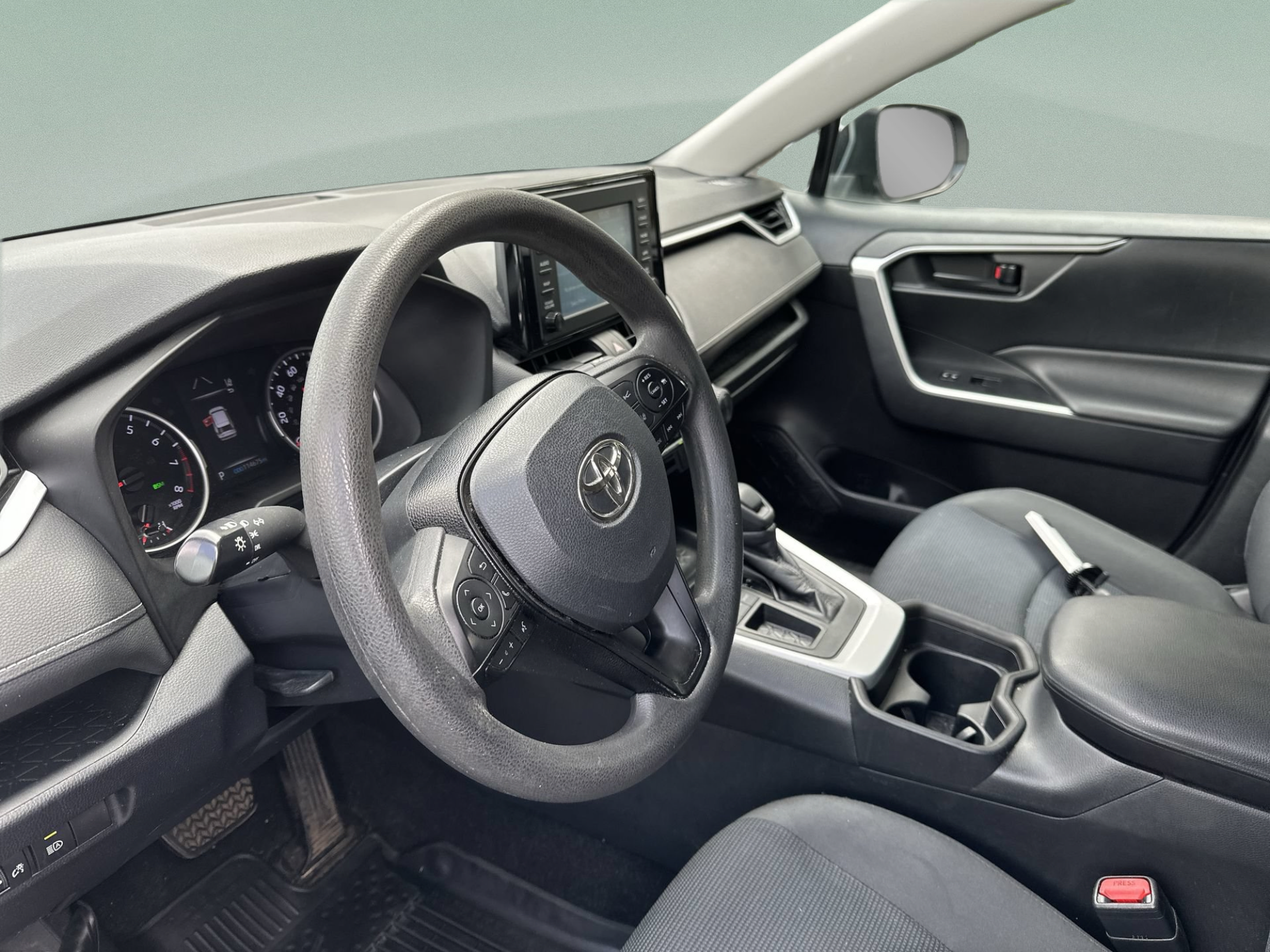 Used 2019 Toyota RAV4 LE FWD image 24