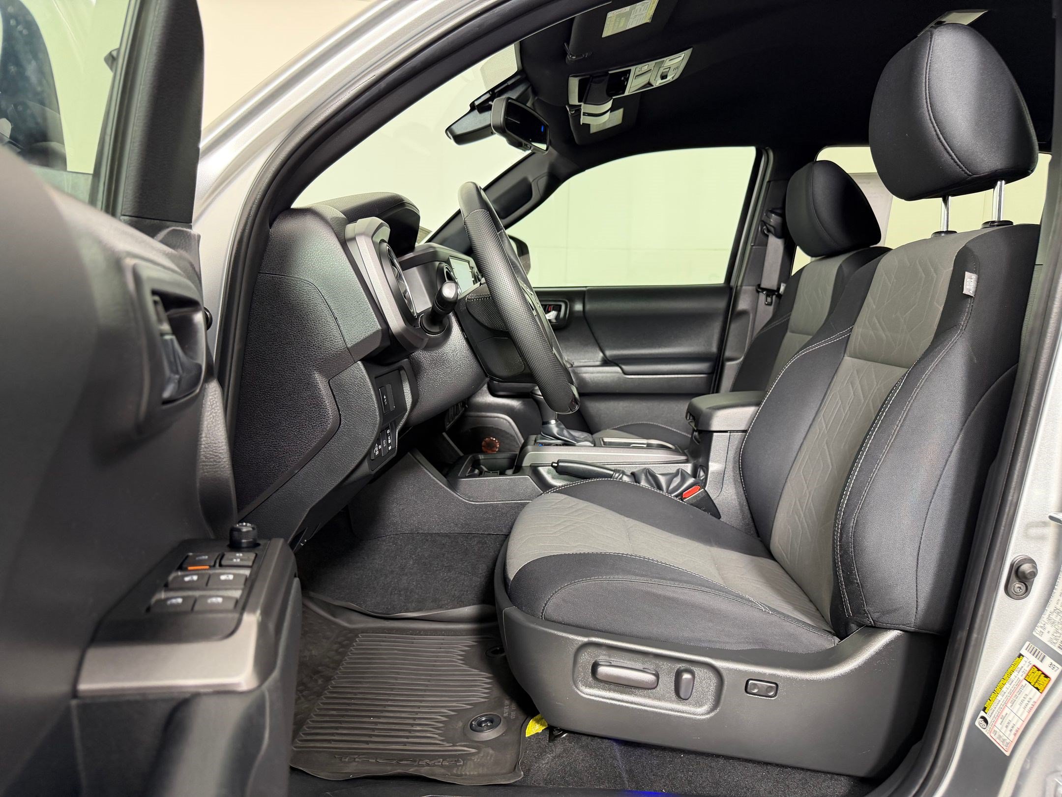 Used 2022 Toyota Tacoma TRD Off-Road RWD image 5