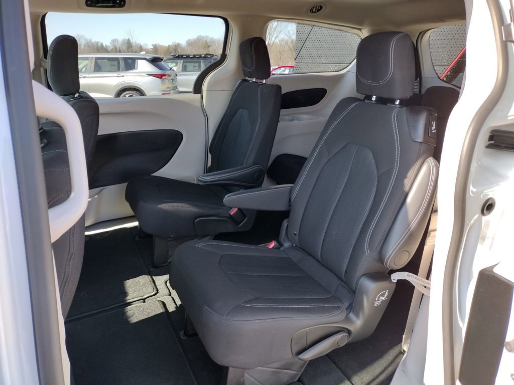 Used 2024 Chrysler Voyager LX image 8