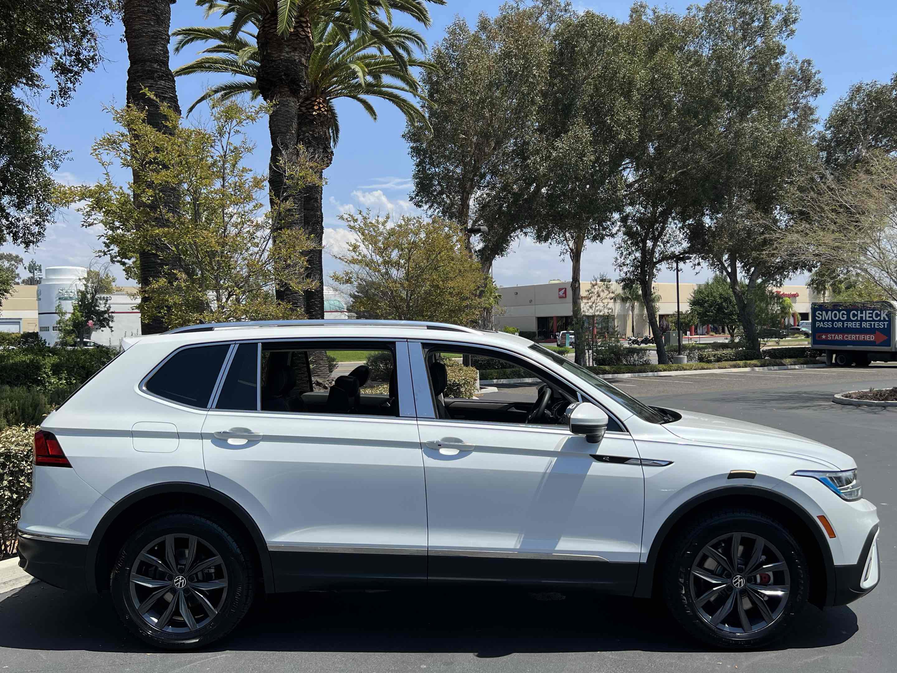Used 2023 Volkswagen Tiguan SE w/ Panoramic Sunroof Package image 21