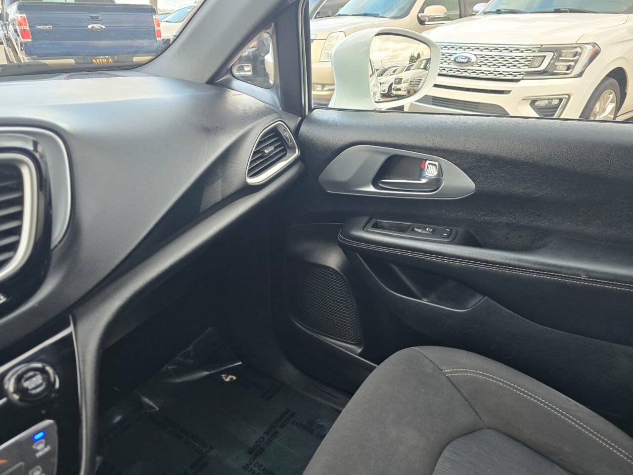 Used 2020 Chrysler Pacifica Touring w/ Advanced Safetytec Group FWD image 15